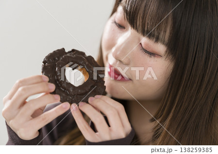 ドーナツを食べる女性 ドーナツを食べる女性 138259385