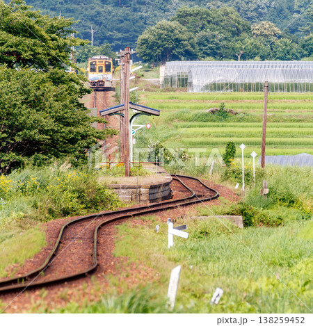 レールの曲線が特徴的な会津長野駅に向かう会津鉄道の気動車 138259452