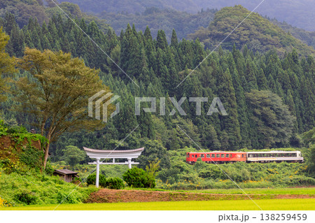 八幡神社の鳥居と秋田内陸線の急行もりよし 138259459