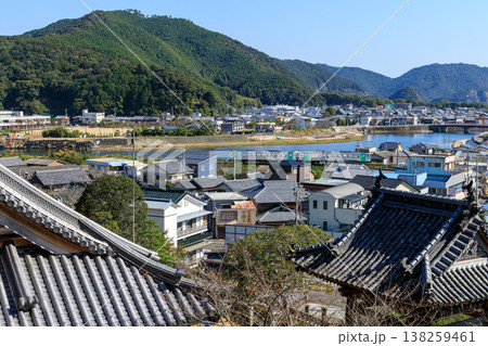 四国霊場・薬王寺から日和佐川を眺めていたら牟岐線の気動車がやって来た 138259461