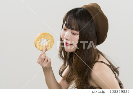 バームクーヘンを持った女性 138259823