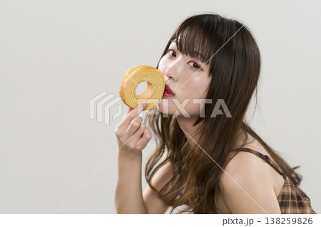 バームクーヘンを持った女性 バームクーヘンを持った女性 138259826