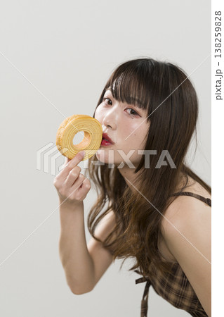 バームクーヘンを持った女性 バームクーヘンを持った女性 138259828