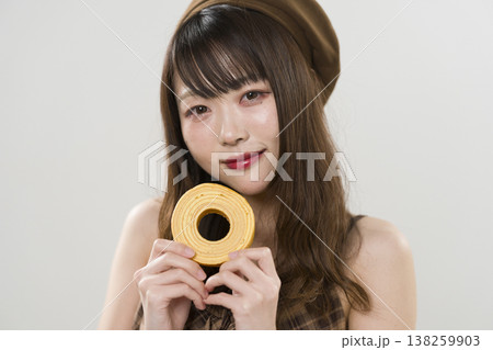 バームクーヘンを持った女性 バームクーヘンを持った女性 138259903