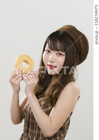バームクーヘンを持った女性 138259973