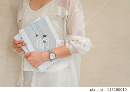 雑誌,本を持つお洒落な女性の手元 雑誌,本を持つお洒落な女性の手元 138260019