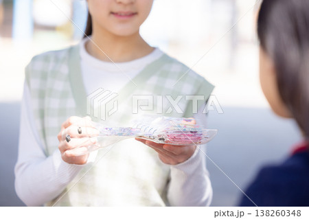 公園でシール交換をする女の子 公園でシール交換をする女の子 138260348