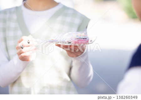 公園でシール交換をする女の子 公園でシール交換をする女の子 138260349