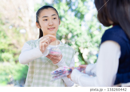 公園でシール交換をする女の子 138260442