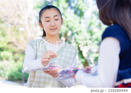 公園でシール交換をする女の子 138260444