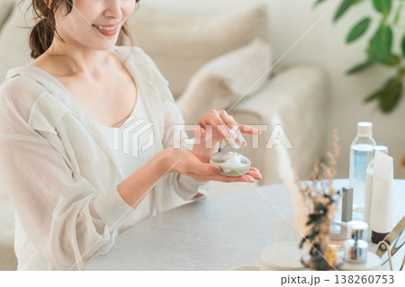 石鹸を泡立てる女性の手元（クレンジング,洗顔） 138260753