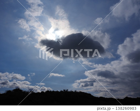 雲の隙間から差し込む太陽の光 雲の隙間から差し込む太陽の光 138260983