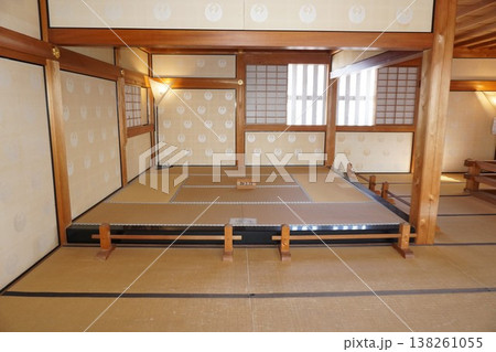 津山城趾：復元された備中櫓二階の御上段の間 138261055