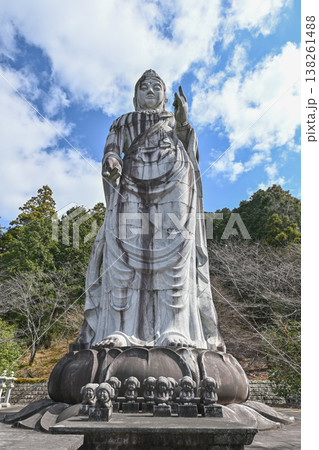 【奈良】壺阪寺で毎年行われる大雛曼荼羅は、面白いお雛様を探すのも楽しみの一つです。 138261488