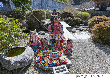 【奈良】壺阪寺で毎年行われる大雛曼荼羅は、面白いお雛様を探すのも楽しみの一つです。 138261498