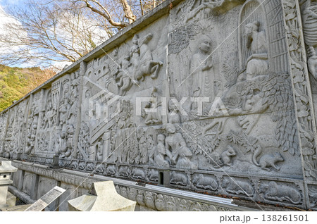 【奈良】壺阪寺で毎年行われる大雛曼荼羅は、面白いお雛様を探すのも楽しみの一つです。 138261501