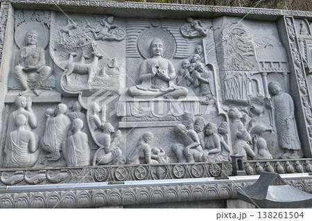 【奈良】壺阪寺で毎年行われる大雛曼荼羅は、面白いお雛様を探すのも楽しみの一つです。 138261504