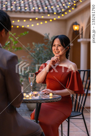 ディナーで楽しそうに会話するドレス姿のカップル,夫婦 138261760