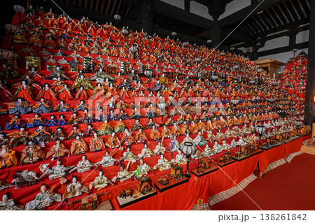 【奈良】壺阪寺で毎年行われる大雛曼荼羅は、面白いお雛様を探すのも楽しみの一つです。 138261842