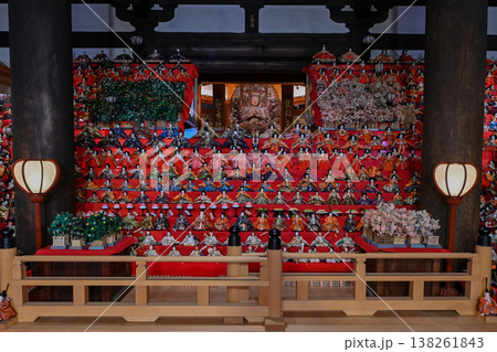 【奈良】壺阪寺で毎年行われる大雛曼荼羅は、面白いお雛様を探すのも楽しみの一つです。 138261843