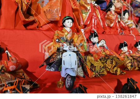 【奈良】壺阪寺で毎年行われる大雛曼荼羅は、面白いお雛様を探すのも楽しみの一つです。 【奈良】壺阪寺で毎年行われる大雛曼荼羅は、面白いお雛様を探すのも楽しみの一つです。 138261847
