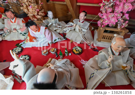 【奈良】壺阪寺で毎年行われる大雛曼荼羅は、面白いお雛様を探すのも楽しみの一つです。 138261858