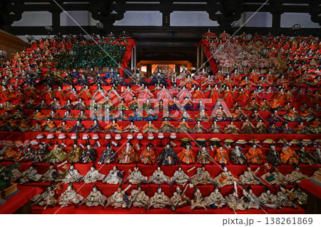 【奈良】壺阪寺で毎年行われる大雛曼荼羅は、面白いお雛様を探すのも楽しみの一つです。 138261869
