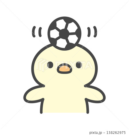 サッカーボールを頭に乗せて遊ぶかわいいひよこの手描きイラスト 138262975