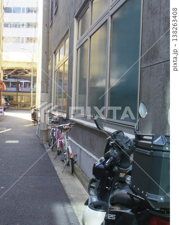 路地に停められたスクーターと自転車 路地に停められたスクーターと自転車 138263408