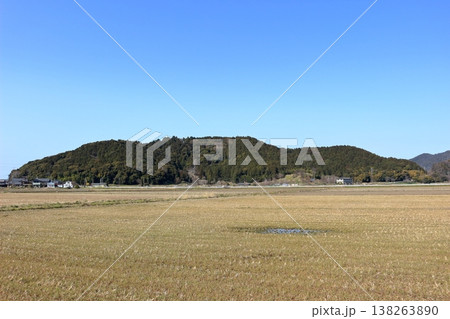 安土城跡のある安土山 138263890