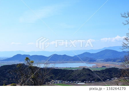 安土山越しに見る西の湖、八幡山、長命寺山 安土山越しに見る西の湖、八幡山、長命寺山 138264270