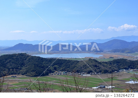 安土山越しに見る西の湖、八幡山、長命寺山 安土山越しに見る西の湖、八幡山、長命寺山 138264272