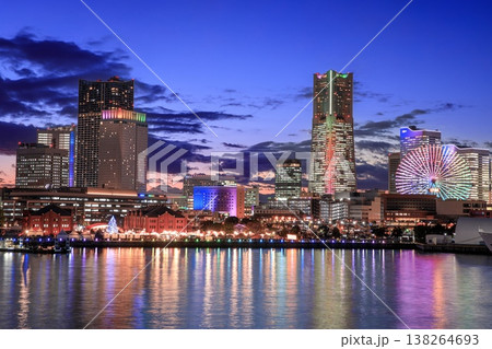 【夜景100選】横浜市、大さん橋から眺めるみなとみらい21地区の夜景 【夜景100選】横浜市、大さん橋から眺めるみなとみらい21地区の夜景 138264693