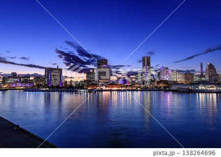 【夜景100選】横浜市、大さん橋から眺めるみなとみらい21地区の夜景 【夜景100選】横浜市、大さん橋から眺めるみなとみらい21地区の夜景 138264696