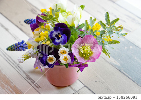 カップに挿したかわいい春の花たち カップに挿したかわいい春の花たち 138266093