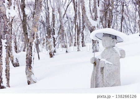 雪に埋もれる地蔵 雪に埋もれる地蔵 138266126