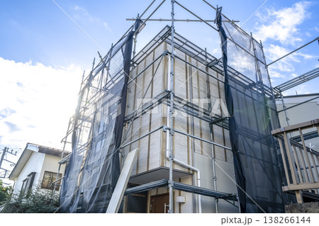 戸建て家屋の外壁修繕工事 外壁の重ね張り作業 外張り断熱リフォーム 戸建て家屋の外壁修繕工事 外壁の重ね張り作業 外張り断熱リフォーム 138266144