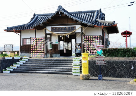 幸せを呼ぶ駅。くま川鉄道 おかどめ幸福駅のレトロな駅舎と春の風景 138266297