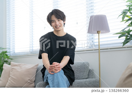 窓際でくつろぐ若い男性 138266360