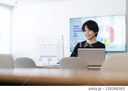 オフィスでパソコンを使って仕事をする若い男性エンジニア　　 138266363