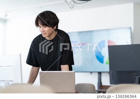 オフィスのパソコンで仕事をする若い男性エンジニア 138266364