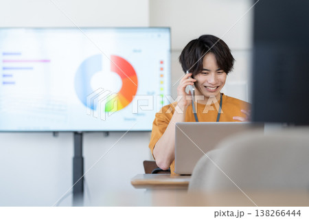 オフィスのパソコンで仕事をする若い男性エンジニア オフィスのパソコンで仕事をする若い男性エンジニア 138266444