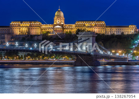 Night view of Szechenyi Chain Bridge on the Danube river, with Buda Castle in the background, in Budapest Hungary 138267054