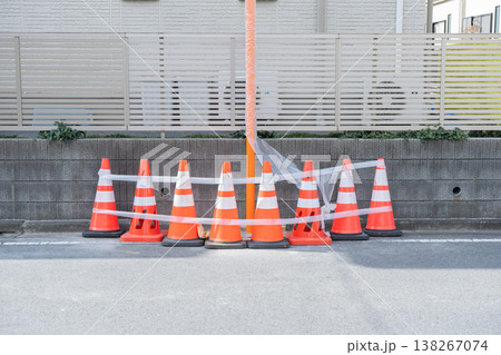 道路に設置される工事中のカーブミラーと並んだカラーコーン(交通安全・道路整備)2 道路に設置される工事中のカーブミラーと並んだカラーコーン(交通安全・道路整備)2 138267074