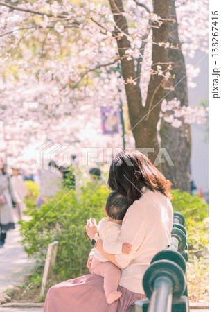 桜を見つめる母と子 桜を見つめる母と子 138267416