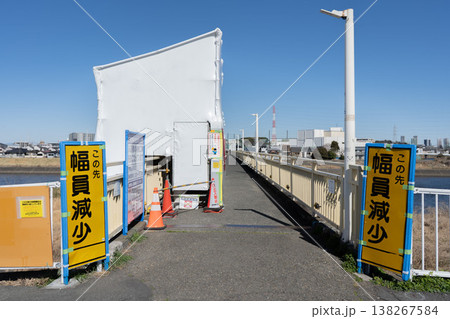 橋の補修工事と組まれた足場 橋の補修工事と組まれた足場 138267584