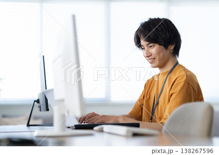 オフィスのパソコンで仕事をする若い男性エンジニア 138267596