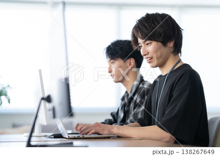 オフィスのパソコンで仕事をする若い男性エンジニア オフィスのパソコンで仕事をする若い男性エンジニア 138267649
