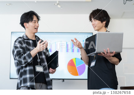 オフィスのパソコンで仕事をする若い男性エンジニア 138267658