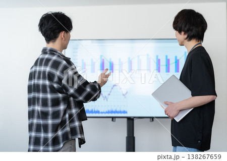 オフィスのパソコンで仕事をする若い男性エンジニア 138267659